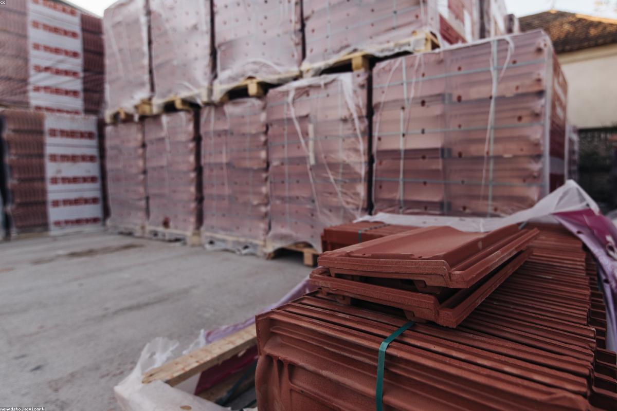 Piles de tuiles et d'ardoises pour couverture de toiture sur un chantier